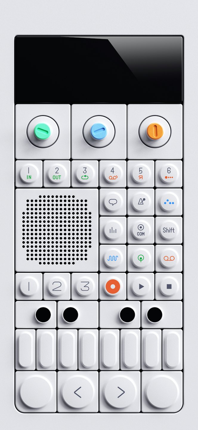 Vit elektronisk synthesizer med knappar står på en grå yta.